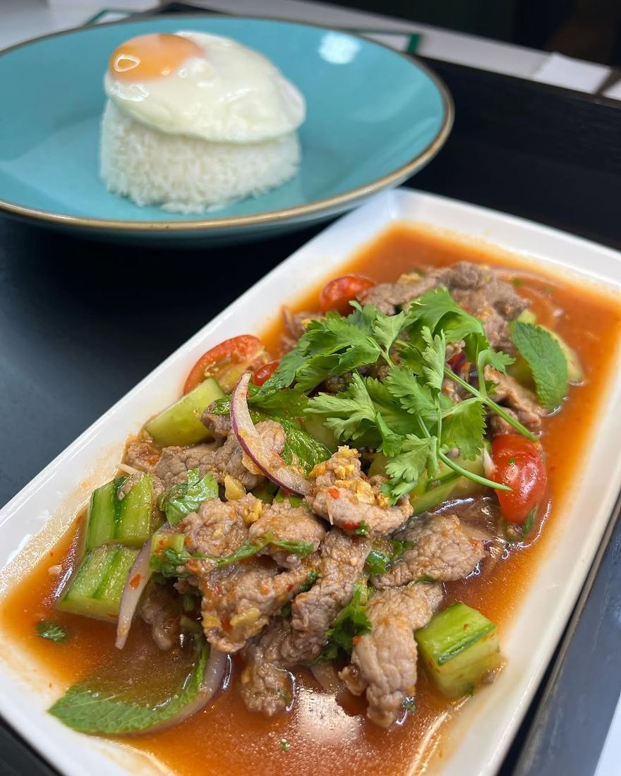 Spicy Thai beef salad with tomato, cucumber and herbs
